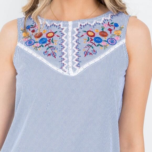 NWT Pinstripe Embroidered Floral Dress Size Medium - Picture 2 of 6